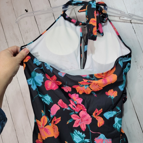 NWOT 2BPrity Women's Black Floral Halter One Piece Swimsuit Size Medium (10). - Picture 5 of 9